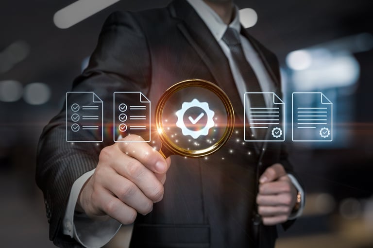 Profesional revisando documentos financieros